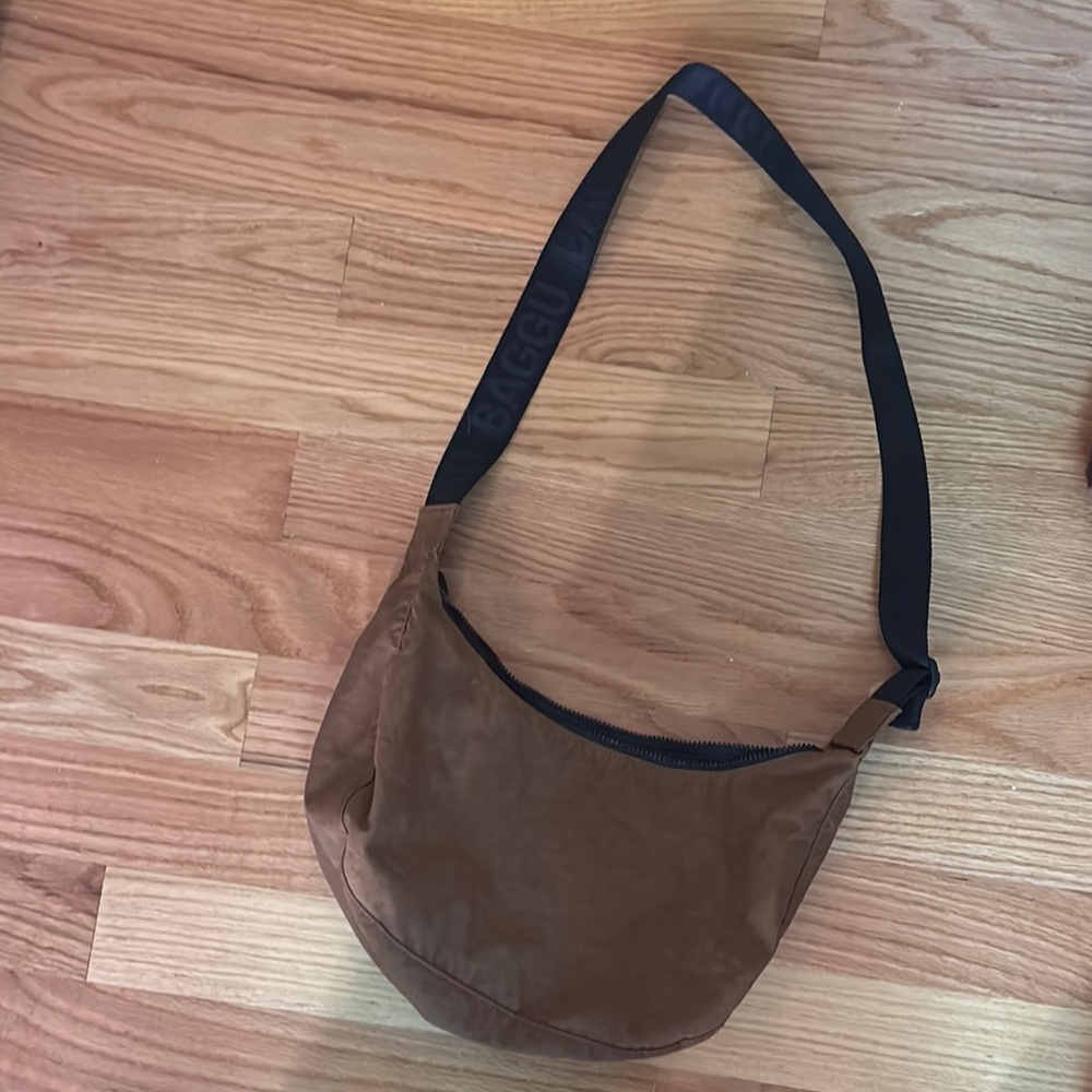BAGGU Medium Chestnut Crescent Crossbody Bag